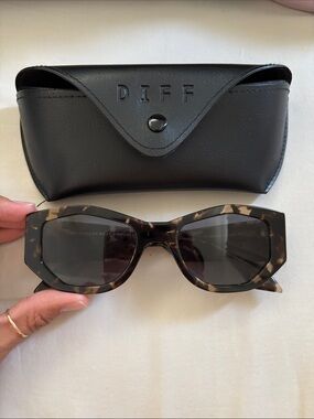 Diff Eyewear Tortoise Cat-Eye Sunglasses - Black Lenses